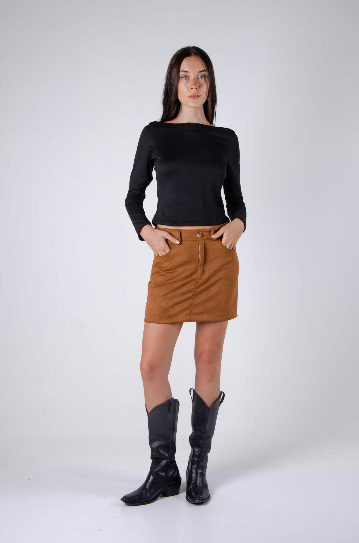 Falda de suede clasica con pasacintos bosillos y tajo