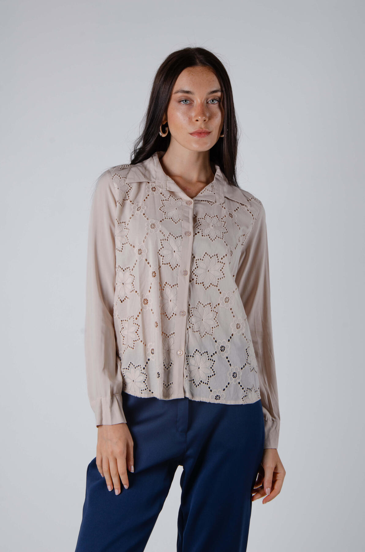 Camisa de poplin con broderie en delantera y tabla