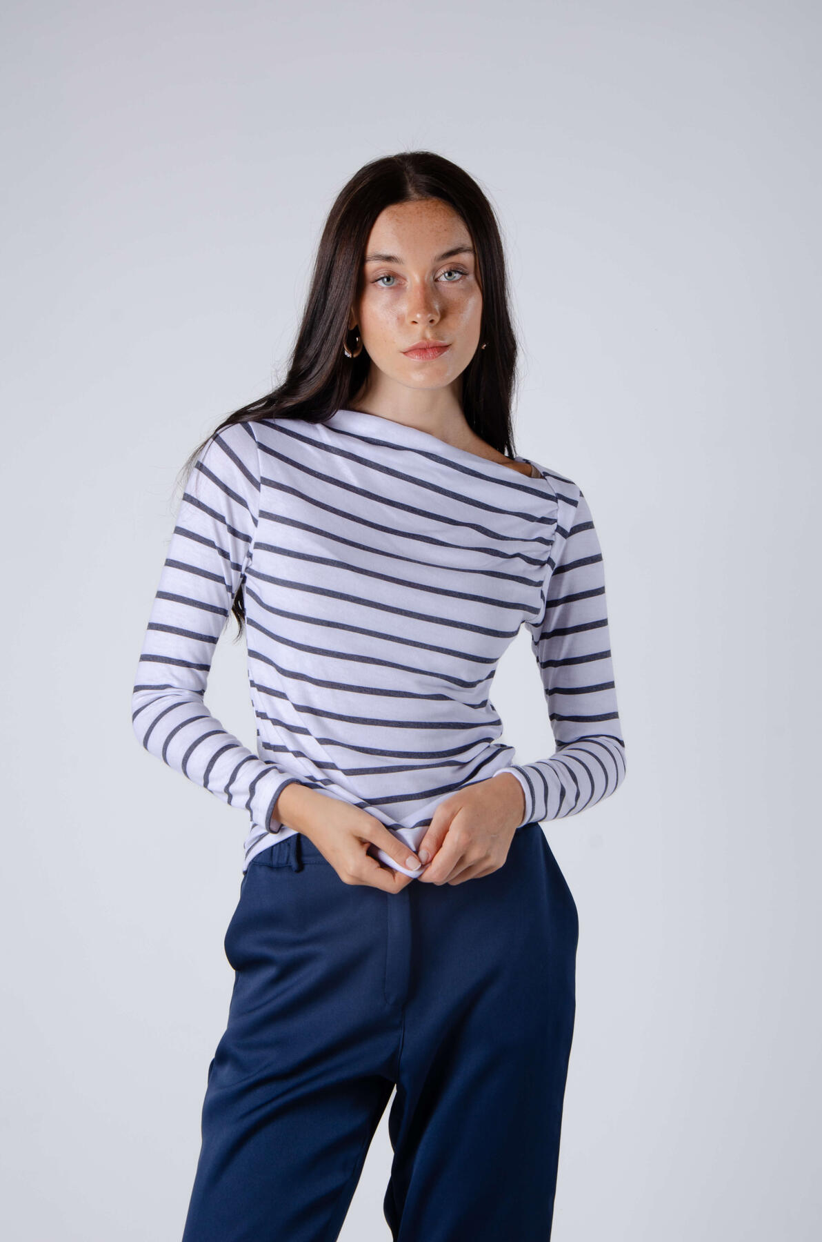 Remera de lanilla sublimada rayada cuello bote y frunce