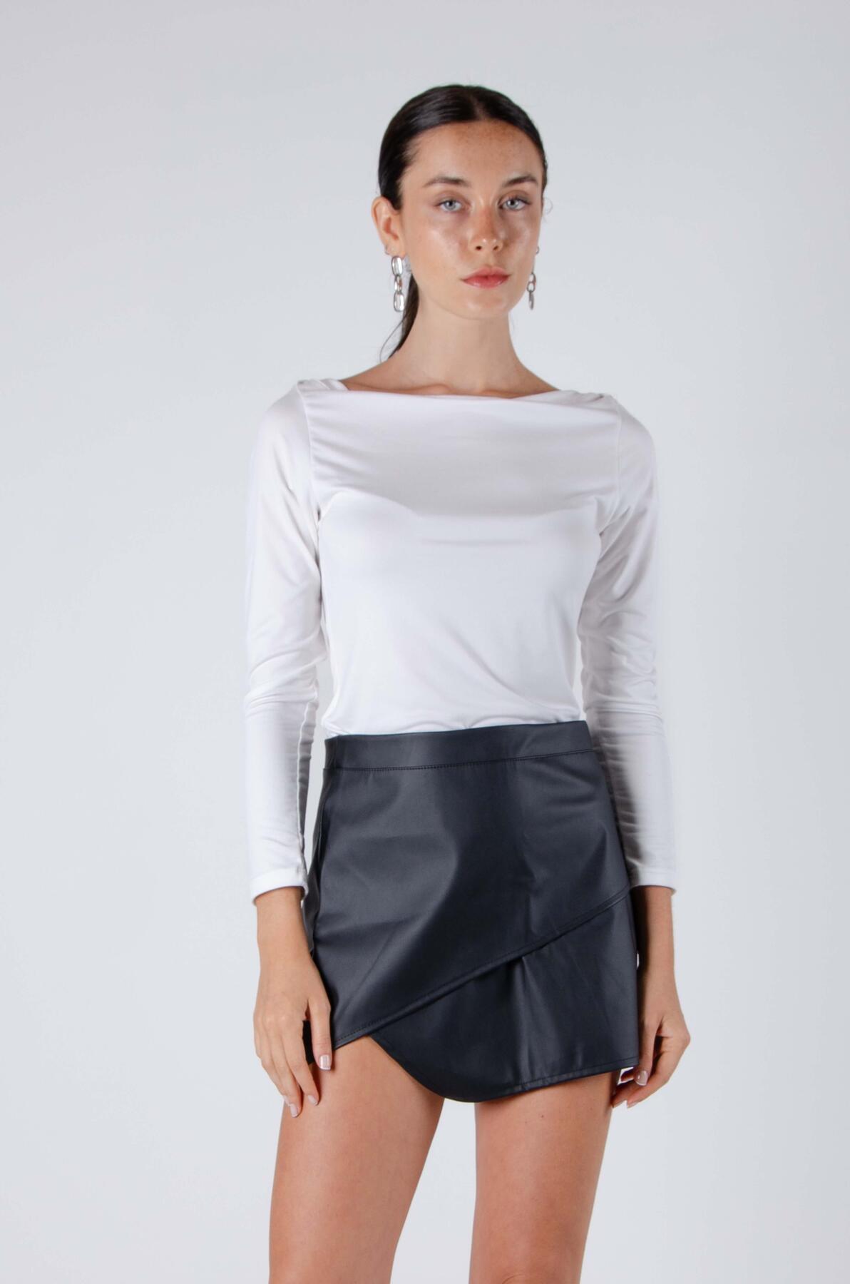 Remera de modal soft con cuello bote superpuesto