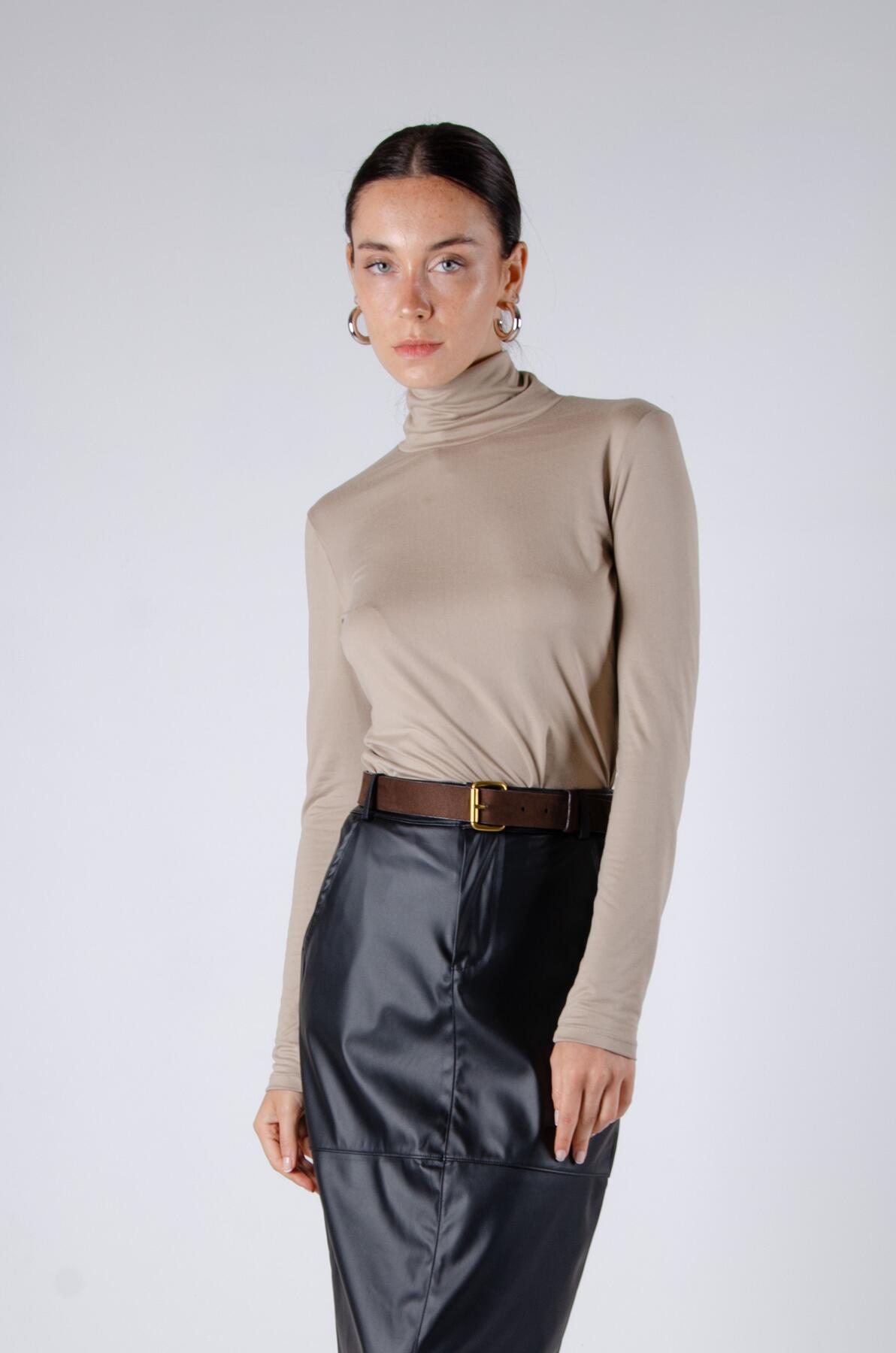 Polera de modal soft manga larga anatómica con cuello alto
