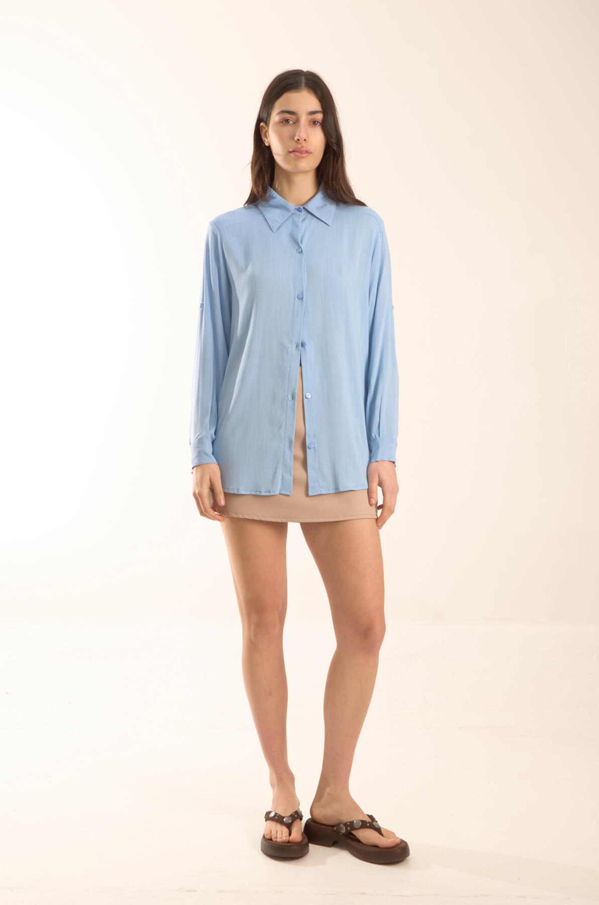 Camisa de lino oversize con recorte tirillas y pinzas
