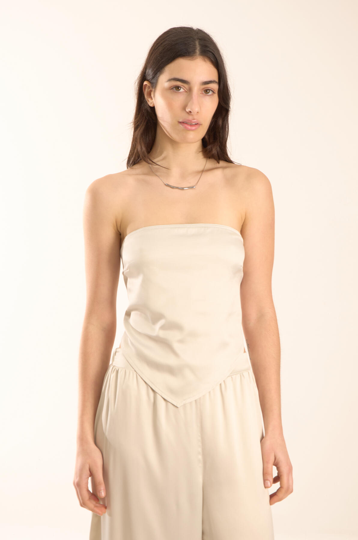 Top strapless de satén triangular con pinzas elástico y lazos