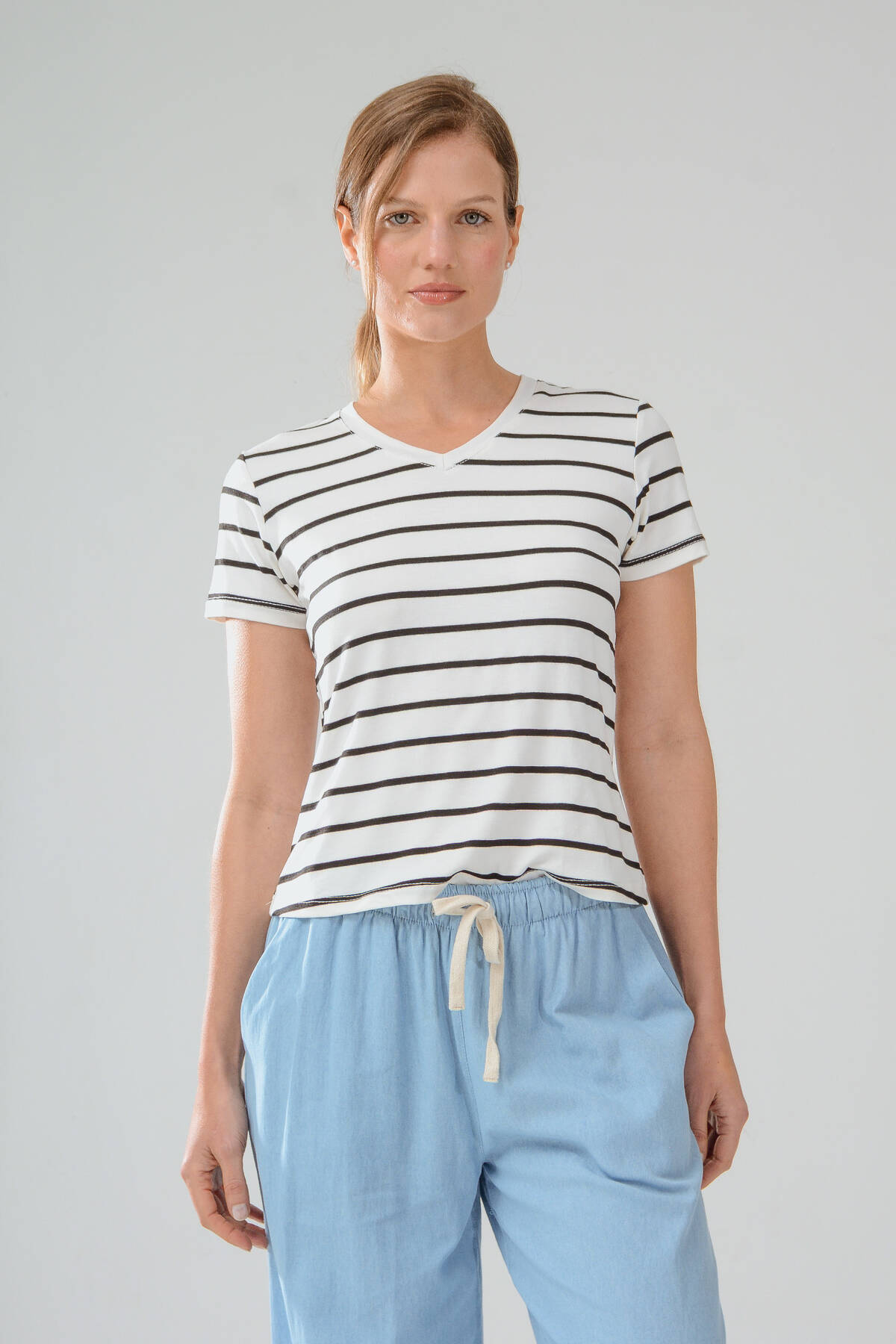 Remera de modal rayado básica con cuello "V"