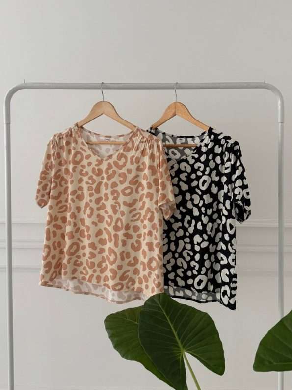 Remera de cuello V de lino estampado