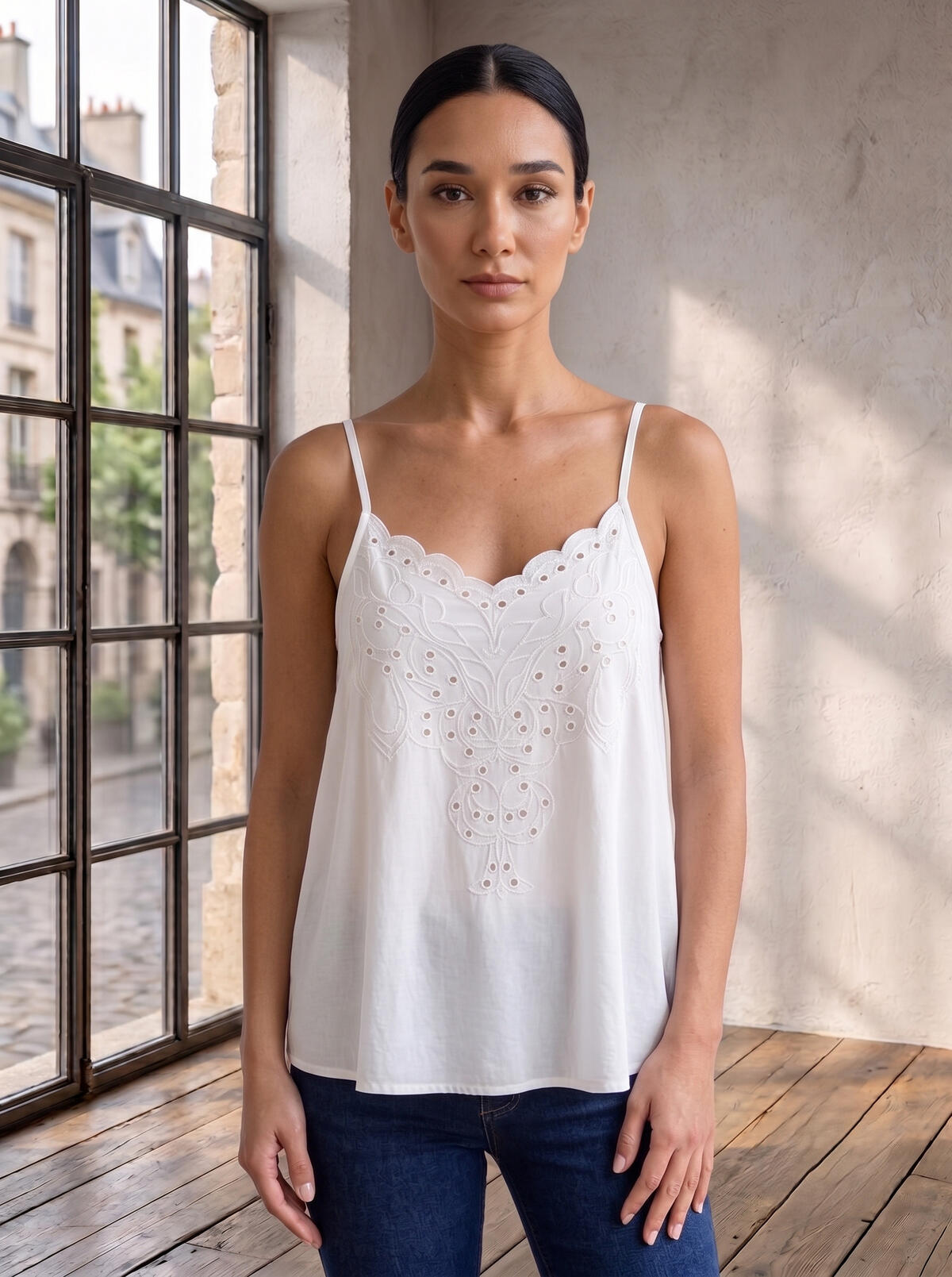 Musculosa de sedita calada y bordada