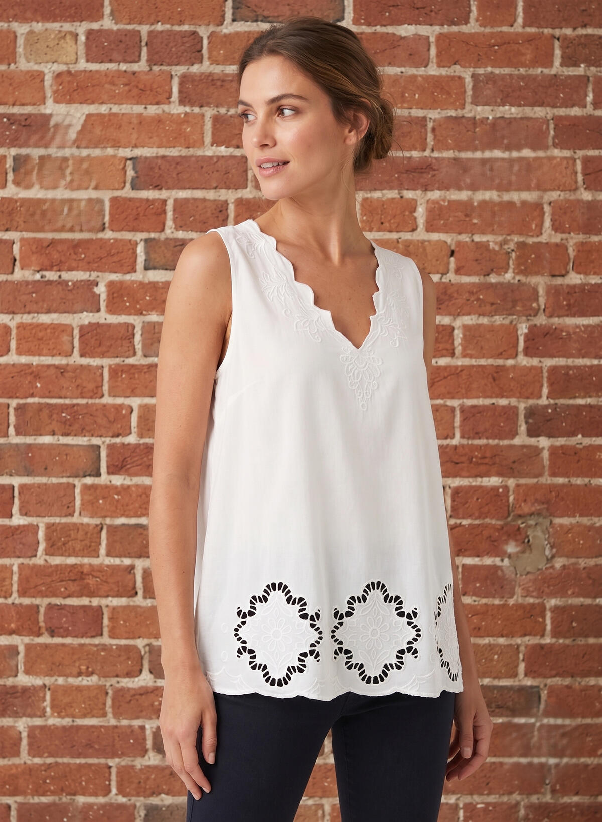 Musculosa sedita V bordado y calado