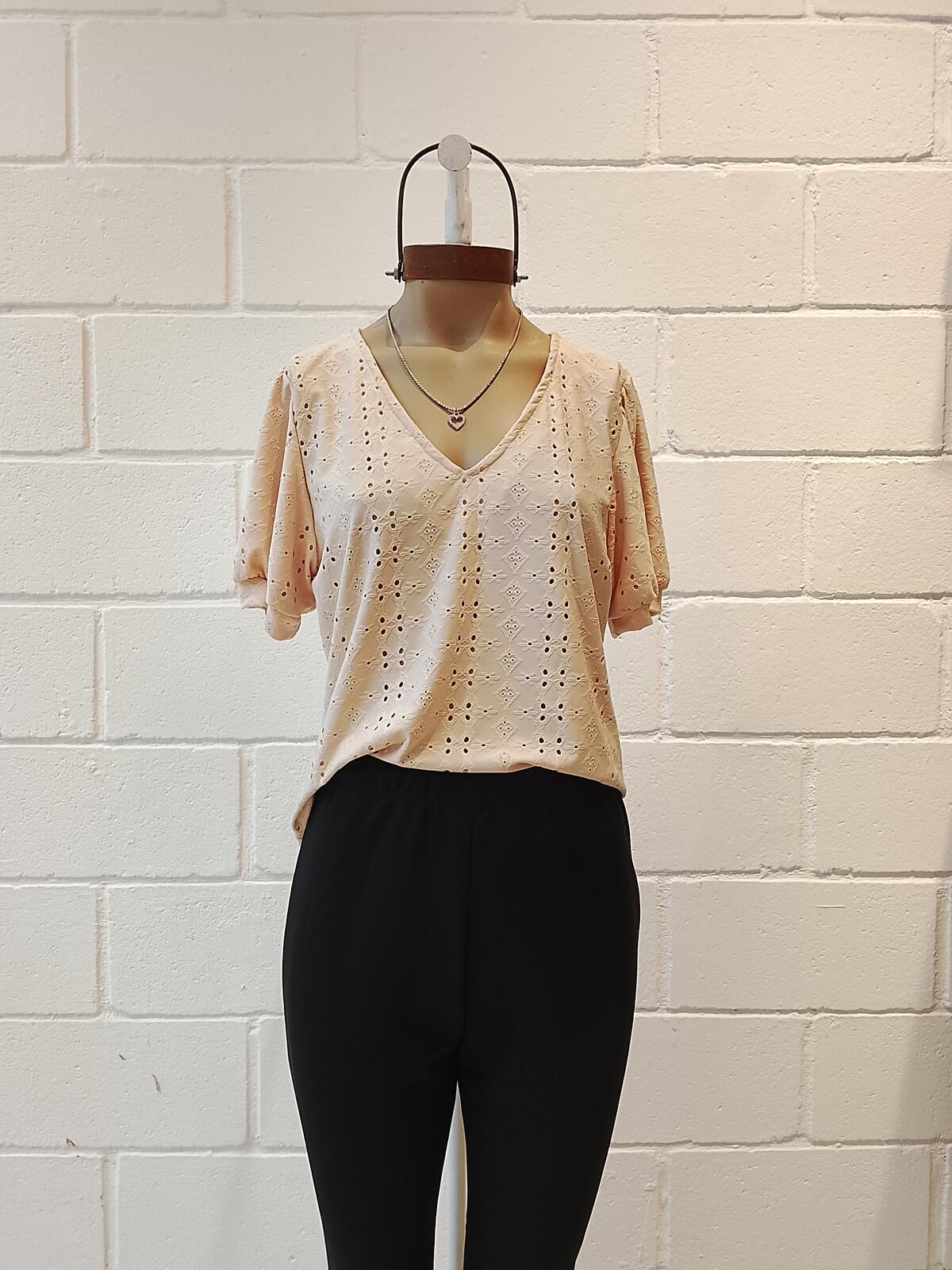 C704 - Remera Victoria