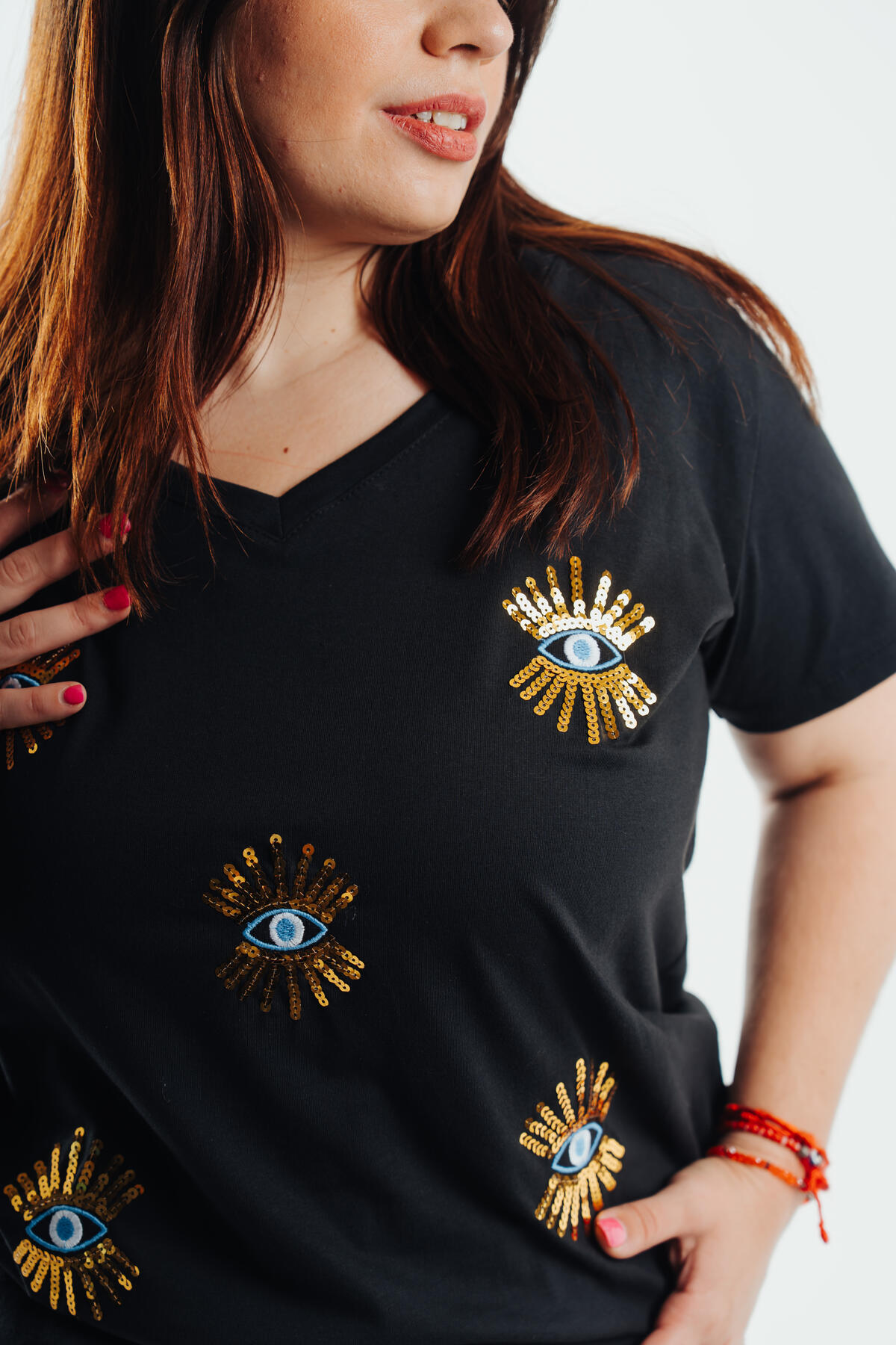 Remera ojos turkos bordada de lentejuelas