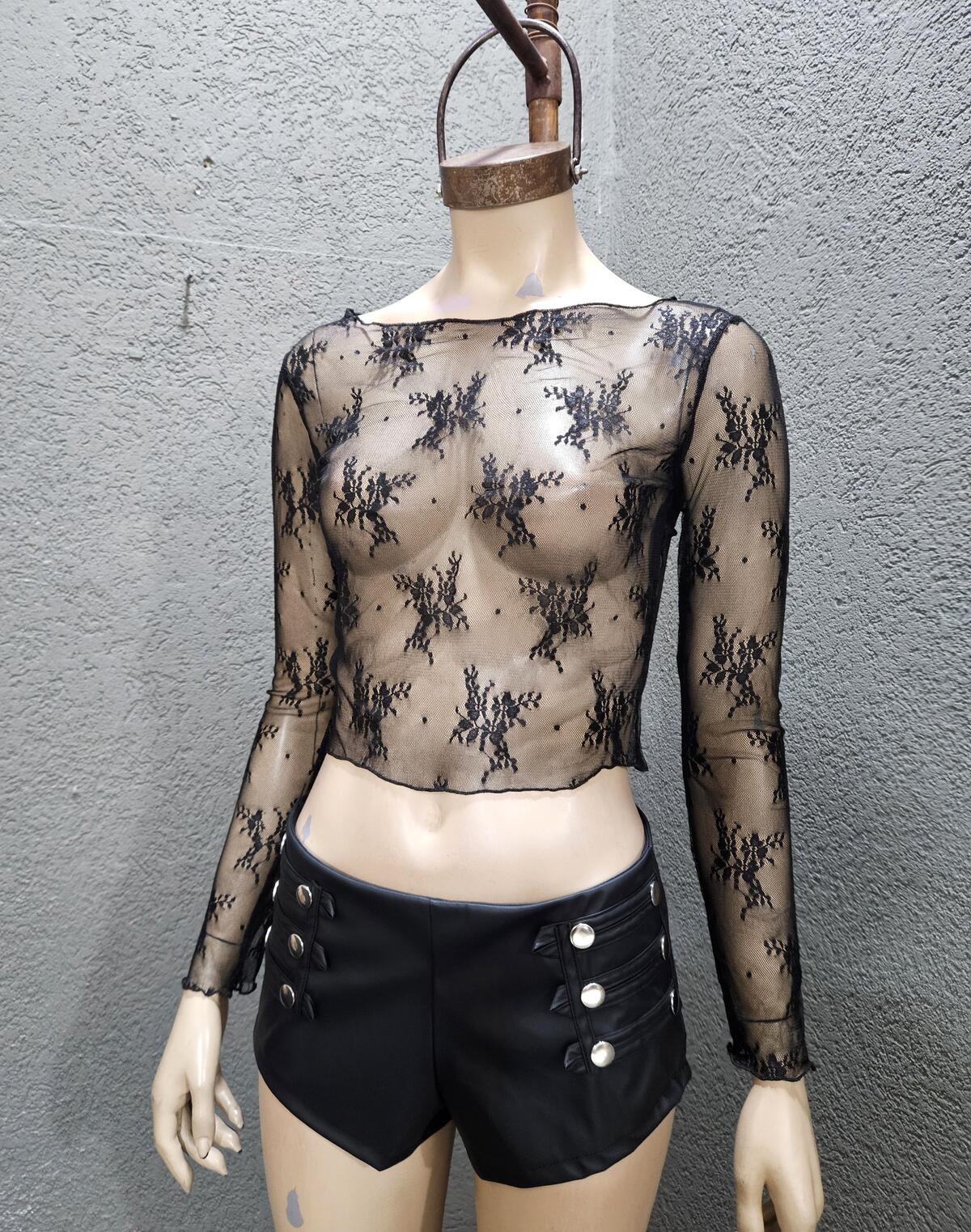 Remera encaje flor