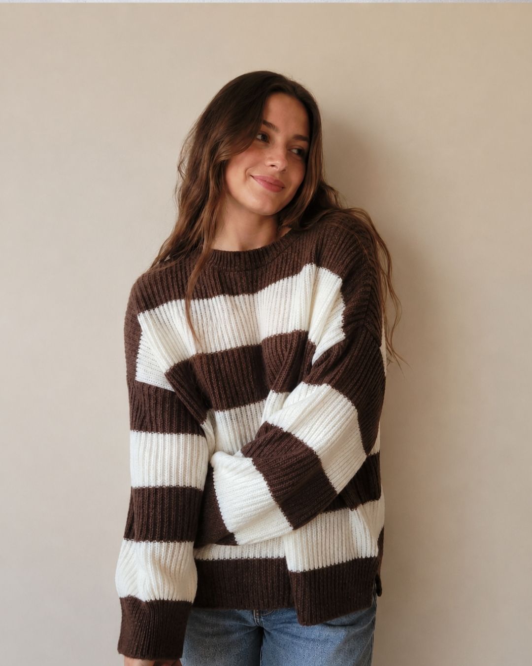 Sweater frizz rayado con aberturas al costado